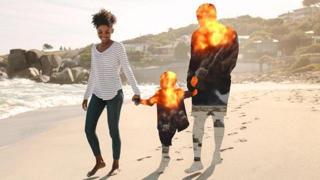 Família anda de mãos dadas na praia