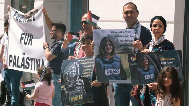 عشرات الأشخاص يشاركون في مسيرة مؤيدة لفلسطين في وسط مدينة بون في ألمانيا في 14 مايو/ أيار 2022 بعد مقتل صحفية الجزيرة شيرين أبو عاقلة.