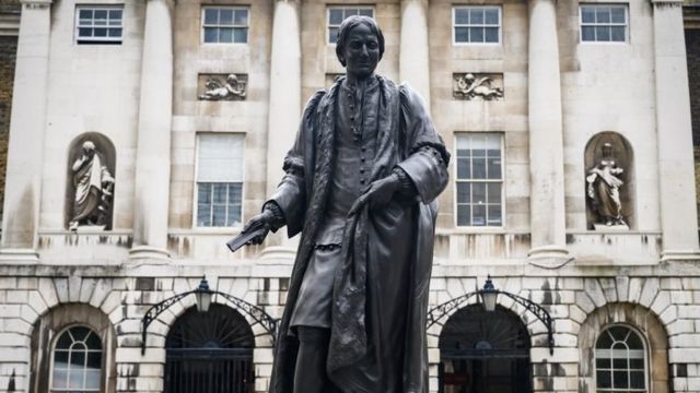 Памятник работорговцу Томасу Гаю стоит