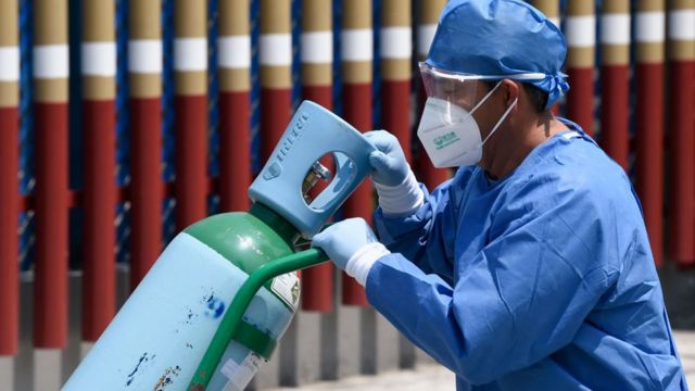 कोरोना के बढ़ते मरीज़ों के कारण ऑक्सीजन की कमी से जूझ रहा भारत - BBC News  हिंदी
