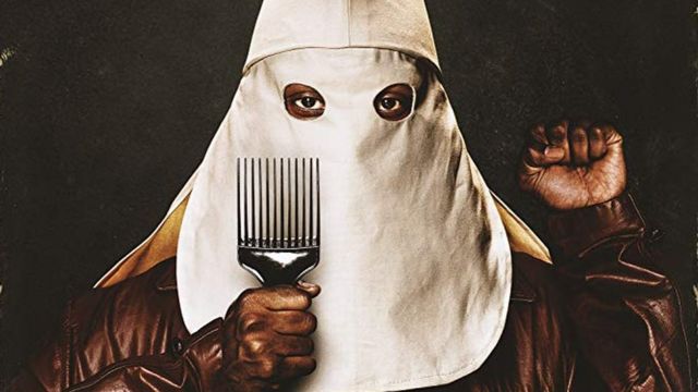 Un zoom del afiche de la película que muestra al protagonista llevando una capucha del KKK junto a una peineta para su afro y alzando la mano izquierda como solía hacerlo el partido de las Panteras Negras.