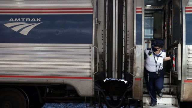 Un conductor prepara un tren de Amtrak para salir de Union Station el 3 de septiembre de 2021 en Washington, DC