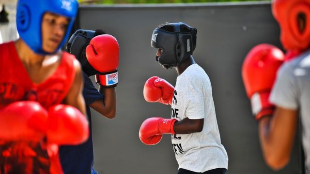 Niños cubanos se entrenan en el boxeo
