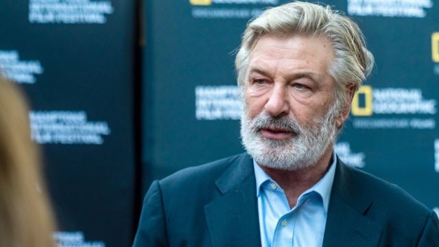 Alec Baldwin : una mujer muere tras disparar el actor una pistola de fogueo  durante un rodaje - BBC News Mundo