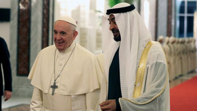محمد بن زايد في استقبال البابا