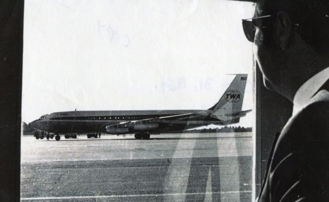 航空公司的诺曼·凯耶（Norman Kaye）凝视窗外停机坪被劫持的 TWA85客机 。
