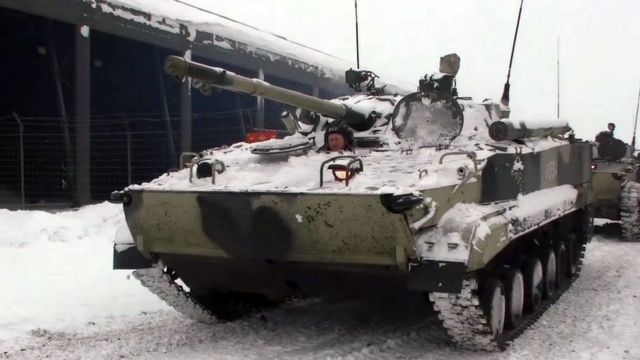 На недавно опубликованных изображениях видны российские танки и бронетехника