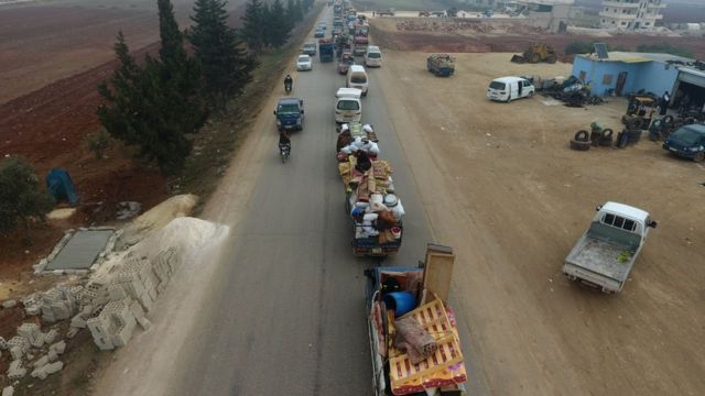 Reuters ve AFP haber ajansları İdlib'in güneyindeki köylerden yaşanan kaçışı görüntüled
