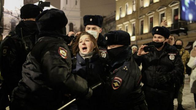 Protestocular Navalni'nin serbest bırakılması için birçok kentte eylemler yapıyor.