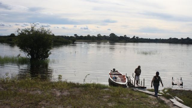 Ribeirinhos às margens do Rio Negro, Amazônia