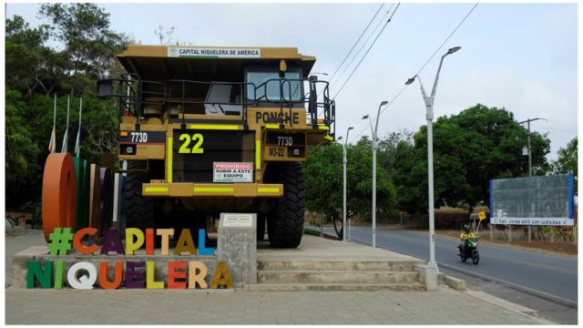Un cartel a la entrada de Montelíbano, "capital "niquelera" y un vehículo minero.