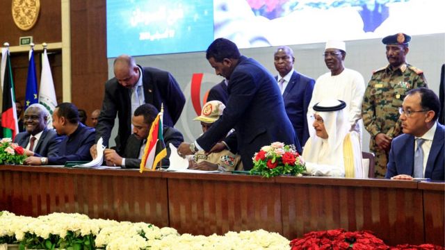 جاء الاتفاق بعد مفاوضات مضنية بين ممثلي المعارضة والمجلس العسكري برعاية الاتحاد الأفريقي