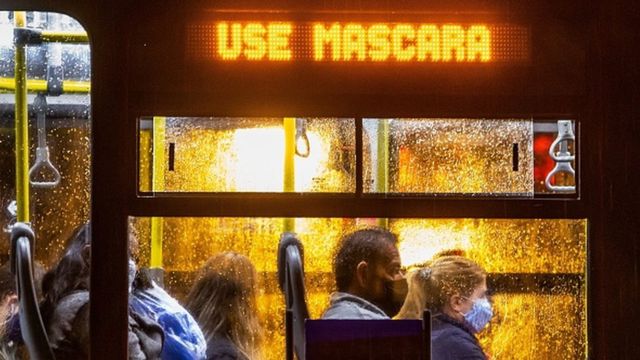 Foto de um ônibus com os dizeres "Use Máscara"