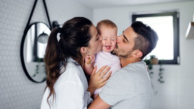 Pareja con un bebé