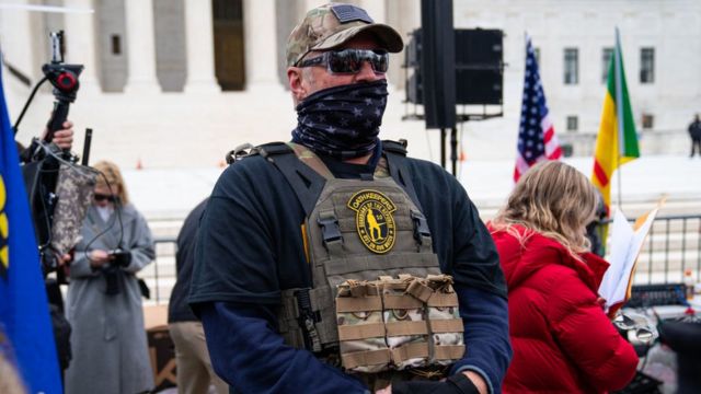 Kelly Meggs en un acto a favor de Trump realizado el día antes de los disturbios en el Capitolio.