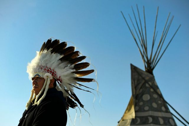 El jefe Lance King de los oglala lakota de la Reserva Pine Ridge luce su Wa Pah Ha hecho de plumas de águila y piel de conejo en el Oceti Sakowin Camp, en el límite del Standing Rock Sioux Reservation el 3 de diciembre de 2016, Cannon Ball, Dakota del Norte, Estados Unidos.