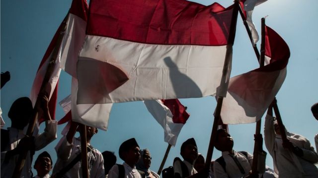 Bagaimana perbedaan menyanyikan lagu indonesia raya dan mengibarkan bendera merah putih