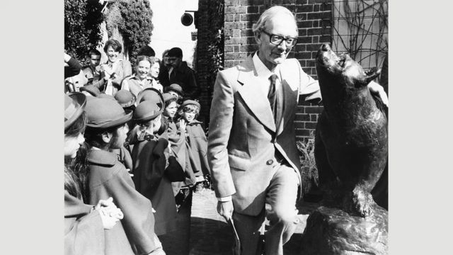 Kristofer Robin Miln otkriva statuu medveda u Londonskom zoološkom vrtu 1981. (Keystone/Hulton Archive/Getty)