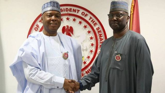 Shugaban Majalisar Dattawan Najeriya Bukola Saraki yayin da sabon Sakataren Gwamnatin Najeriya Boss Mustapha ya kai masa ziyara a ofishinsa ranar Litinin