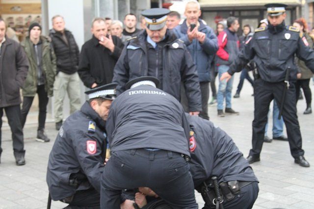 Policija je privela desetina građana, među kojima i opozicione političare