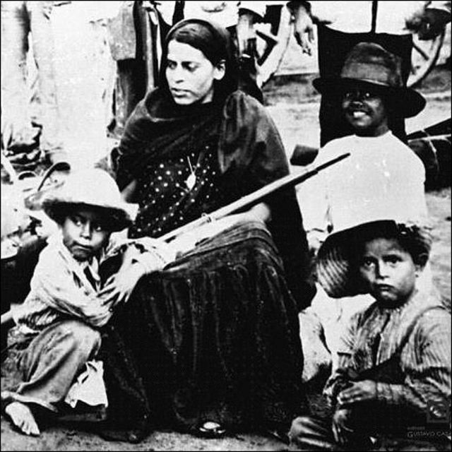 Una mujer con varios niños durante la Revolución Mexicana