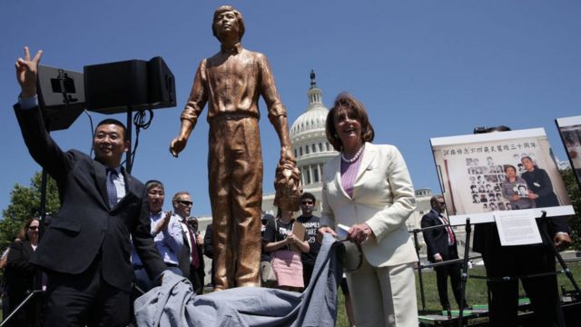 Pelosi presentó una estatua del 'Hombre del Tanque' de la Plaza de Tiananmen, en un mitin con disidentes chinos en 2019 en Washington.