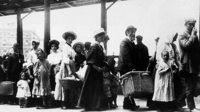 Migrantes em Ellis Island, Nova York, no início do século passado