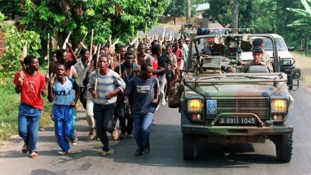 Juin 1994 : Des soldats français en patrouille croisent des miliciens de l'ethnie hutue au Rwanda.