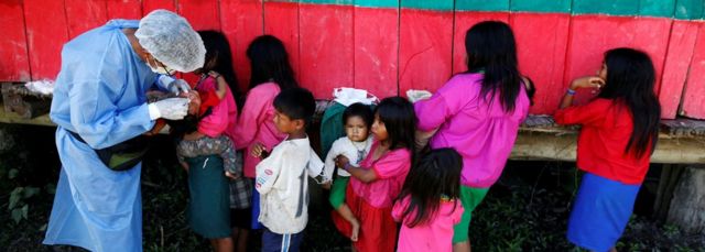 أطفال يحصلون على اللقاح في بيرو