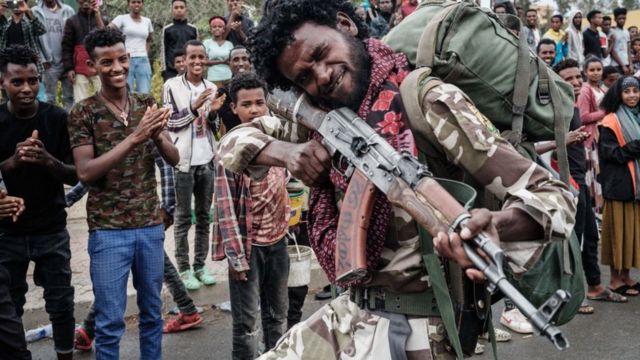 مقاتل من جبهة تحرير شعب تيغراي يسير باتجاه حقل آخر في مركز نصب تيغراي التذكاري للشهداء في ميكيلي، عاصمة منطقة تيغراي، إثيوبيا ، في 30 يونيو 2021