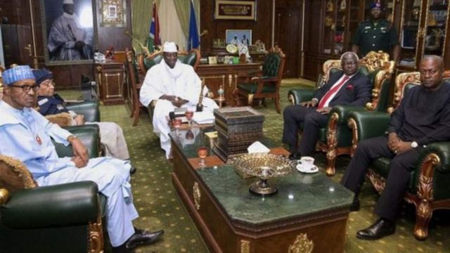 Le président Buhari (à gauche), avec les autres émissaires de la CEDEAO, n'avait pas réussi à convaincre le président Jammeh à quitter le pouvoir