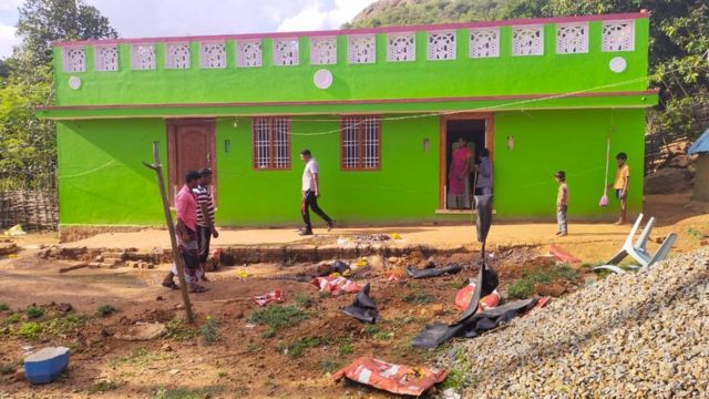 கள்ளச்சாராய சோதனைக்கு சென்ற இடத்தில் பணம், நகைகளை எடுத்து சென்ற போலீசார் - சுற்றி வளைத்த கிராம மக்கள்