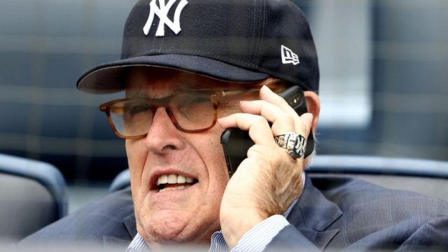 Rudy Giuliani oo taleefan ku hadlaya