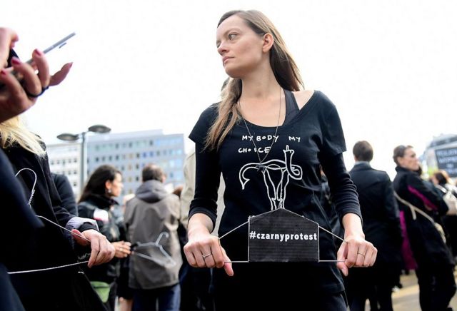 Mujer protesta contra la iniciativa para prohibir del todo el aborto en Polonia.