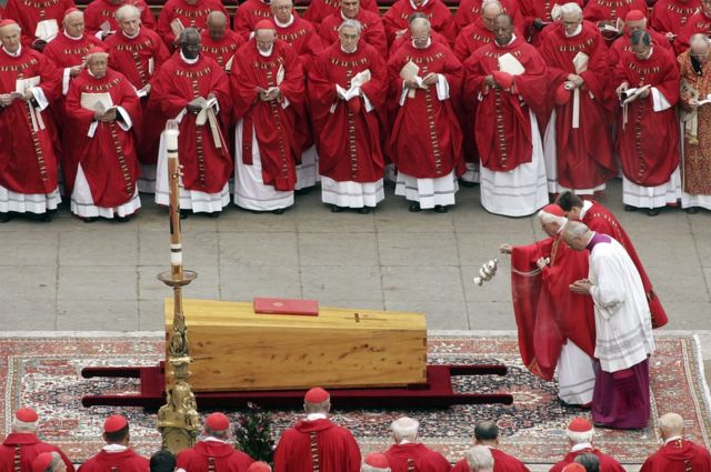 کاردینال یوزف راتسینگر در مراسم تدفین ژان پل دوم. او چند روز بعد رهبر جدید کلیسای کاتولیک شد