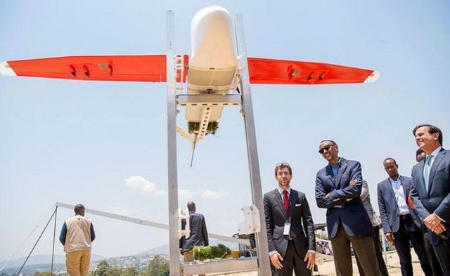 Prezida Paul Kagame w'Urwanda (wa kabiri uvuye ibubamfu) atanguza igikorwa co gutanga amaraso hakoreshejwe "drone"