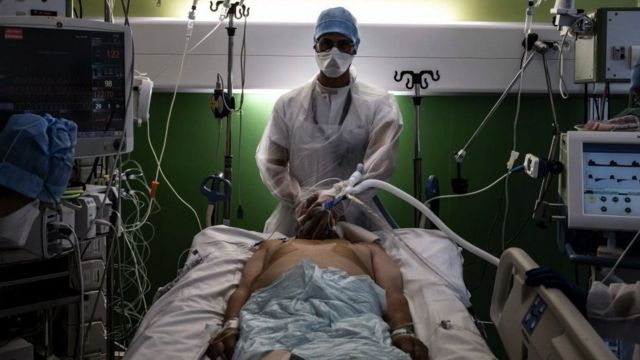 Un médico atiende a un paciente infectado por covid-19 en la unidad de cuidados intensivos del hospital Lyon-Sud en Pierre-Benite, el 8 de septiembre de 2021