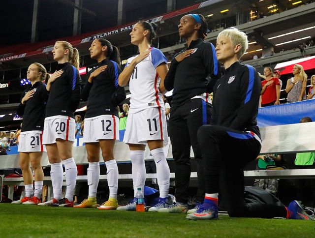 Rapinoe "takes a knee" before a US football game in 2016