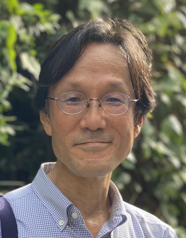 Giáo sư Masaaki Shimizu, môn tiếng Việt, khoa Nghiên cứu Khoa học N hân Văn, Đại học Osaka, Nhật Bản