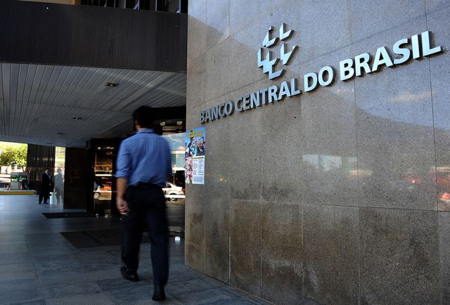 Homem de costas entrando na sede do Banco Central em Brasília