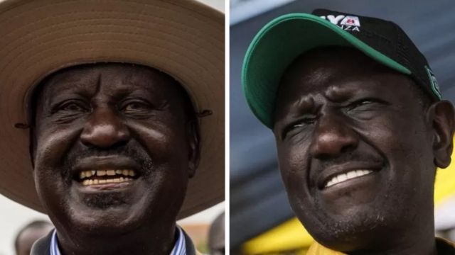 Raila Odinga (ibumoso) ari inyuma gato ya William Ruto mu majwi amaze kubarwa