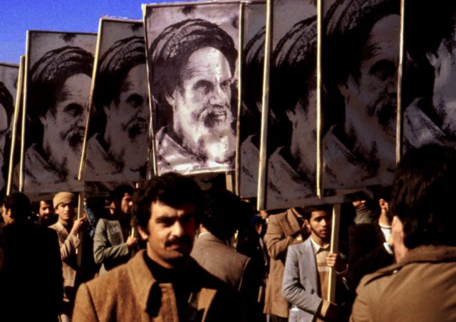 تظاهرات علیه رژیم شاهنشاهی ایران. ۱۱ دی ۱۳۵۷ (عکس از احمد کاووسیان)