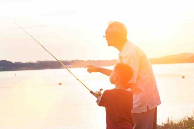 釣りをする少年とおじいさん 
