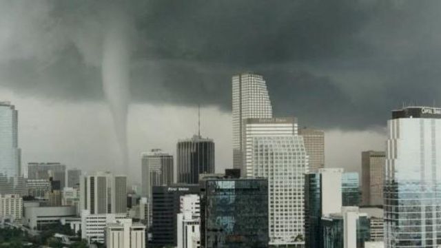 Horizonte de cidades com prédio e tornado