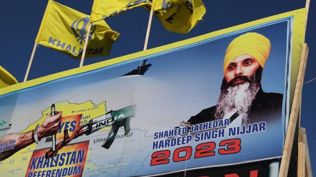Outdoor com imagem de Hardeep Singh Nijjar e pedido por referendo sobre o Calistão 