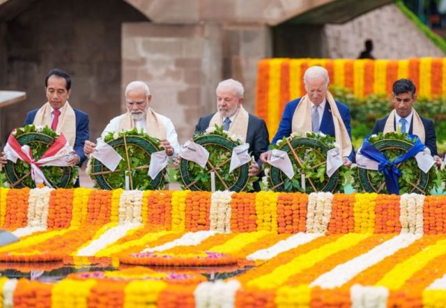 ராஜ்காட் சென்ற தலைவர்களுடன் பிரதமர் மோதி