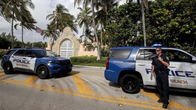 Trump'ın FBI tarafından basılan Florida'daki evinin girişi