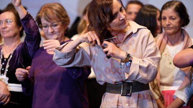 گروه فیلم «دستبند نارپری» بر روی صحنه در حمایت از زنان ایرانی موهای خود را قیچی کردند، جشنواره آنتالیا، اکتبر ۲۰۲۲