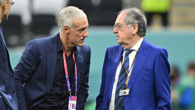 இப்போதைய பயிற்சியாளர் டெஷ்சாம்ப்ஸுடன் பிரெஞ்சு கால்பந்து கூட்டமைப்பின் தலைவர் நோயல் லு கிரேட்