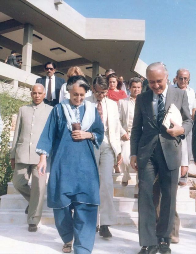 நரேந்திர மோதி, அதானி, கிரீஸ்